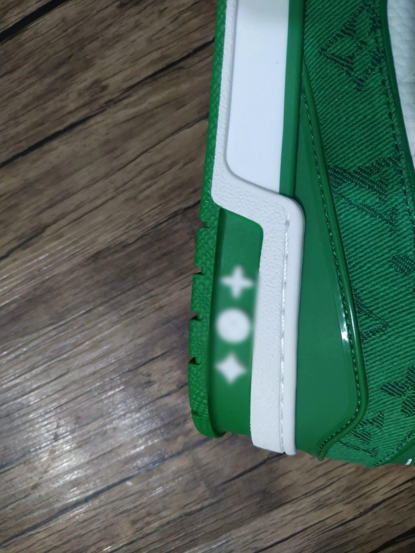 "V-L" Green Trainer