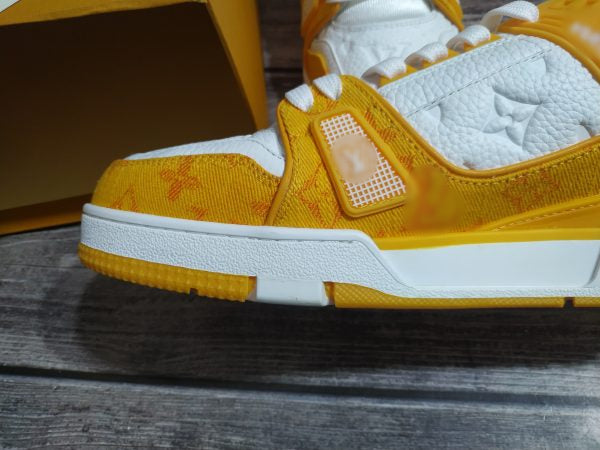 "V-L" Yellow Trainer